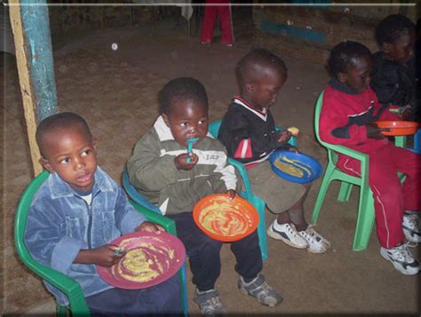 Deti v Afrike dostávajú jedlo od Slovenskej katolíckej charity