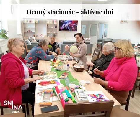 Starší ľudia v dennom stacionári vykonávajúci rôzne aktivity