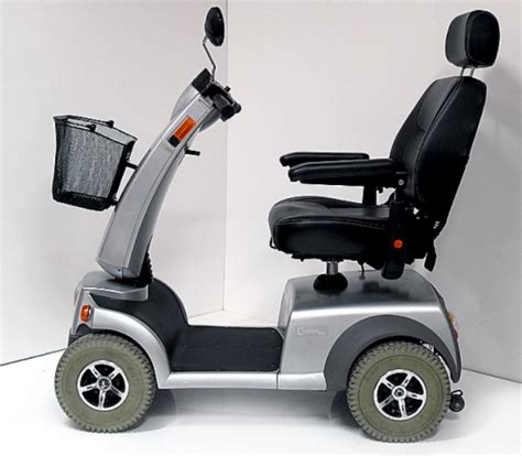 Štvorkolesový elektrický invalidný skúter