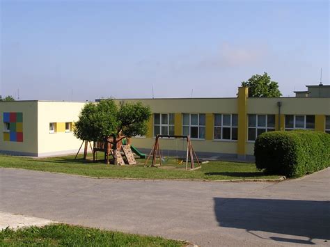 Exteriér súkromnej materskej školy s ihriskom