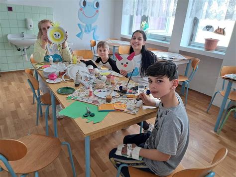 Dobrovoľníci vedú arteterapiu s pacientmi