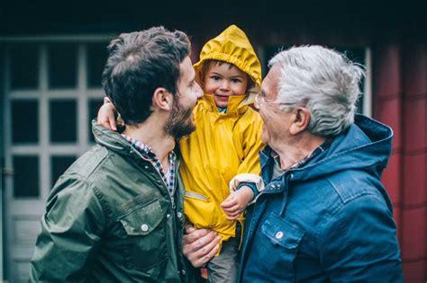 Ilustračná fotografia zobrazujúca rôzne vekové skupiny ľudí.