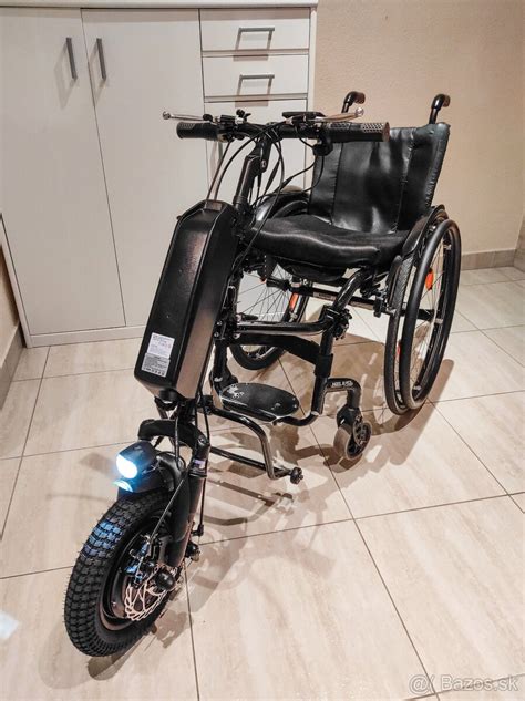 Prídavný elektrický pohon namontovaný na mechanický invalidný vozík