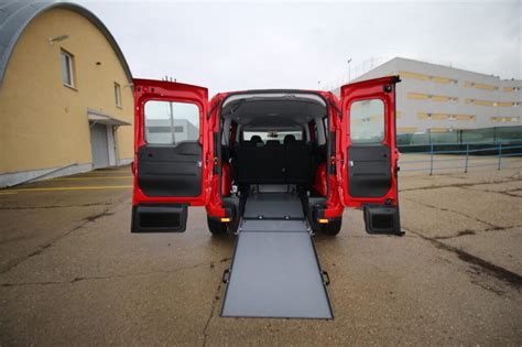 Fotografia upraveného automobilu pre osoby na invalidnom vozíku