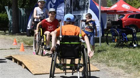 Deti na invalidných vozíkoch pri hre