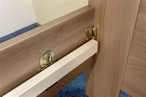 Detail západkového systému bočnice postele