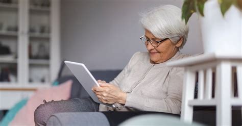 Ilustrácia seniora používajúceho tablet