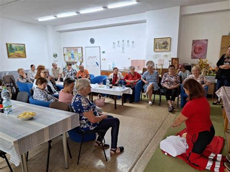 Ilustračná fotografia interiéru denného stacionára s aktívnymi seniormi