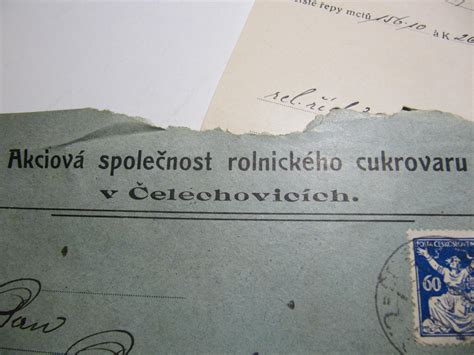 Ilustrácia formálnej písomnej komunikácie s obálkou a perom