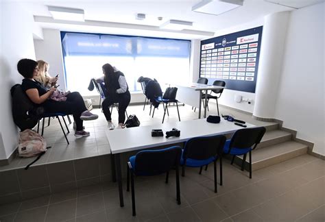 žiak pracujúci s modernou edukačnou technológiou