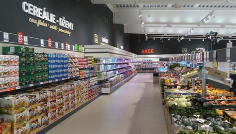 Interiér supermarketu Lidl s ukážkou pracovného prostredia