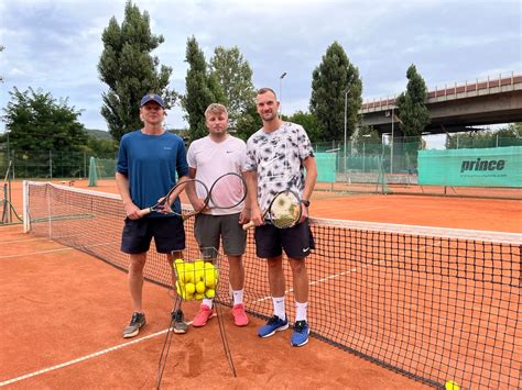 Hráči parastolného tenisu počas zápasu