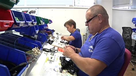 Klienti Aliis Denného stacionára pri výrobe magnetiek v chránenej dielni