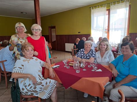 Fotografia domova dôchodcov s usmievajúcimi sa seniormi pri aktivitách