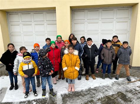 Klienti denného stacionára COMITAS pri kreatívnych činnostiach