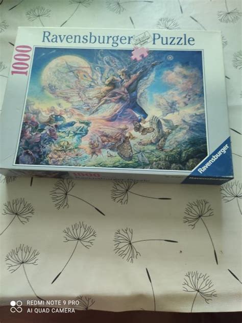 Človek skladajúci puzzle