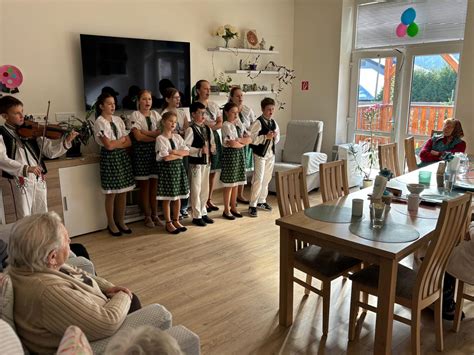 Skupina seniorov počas fašiangových osláv v dennom stacionári
