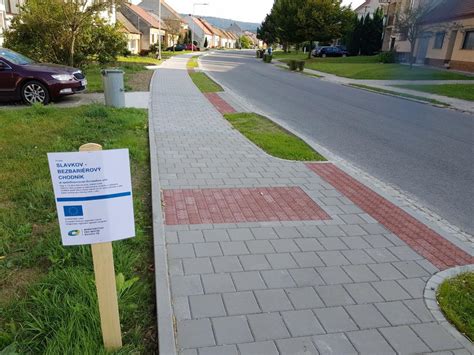 Bezbariérový chodník s varovným pásom
