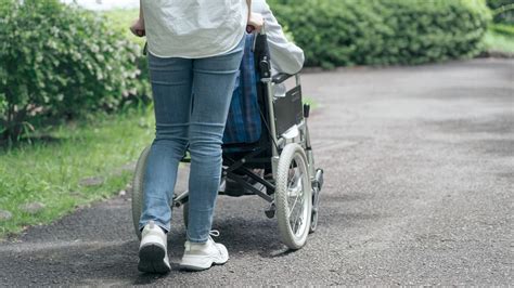 Osoba na invalidnom vozíku, ktorá sa pohybuje po upravenej ceste