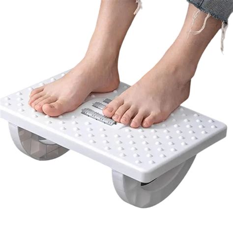 Nohy na ergonomickej podložke s masážnymi valčekmi