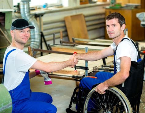 Fotografia: Pracovný asistent pomáha invalidnému zamestnancovi