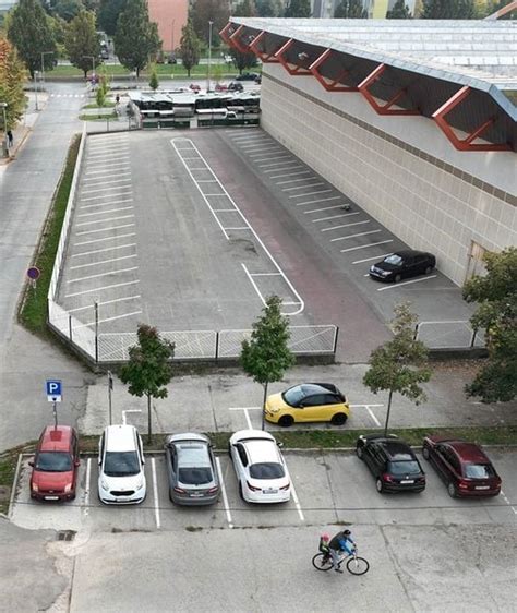 Parkovisko pri budove ÚPSVR Levice