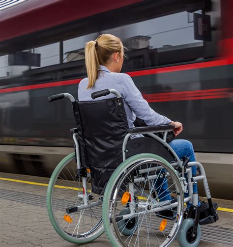 Osoba sediaca na invalidnom vozíku, ilustrujúca mobilitu a nezávislosť