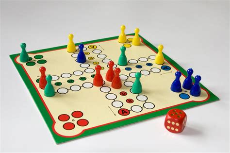 Seniori hrajú spoločenské hry