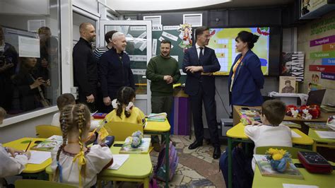 Deti recitujúce pred publikom