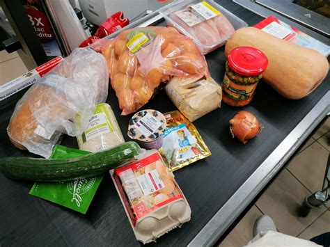 Ukážka stánkového predaja jedla s dodržanými hygienickými štandardmi