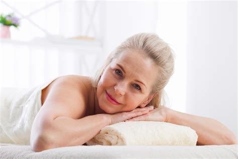 Ilustrácia seniorov užívajúcich si relaxačné procedúry