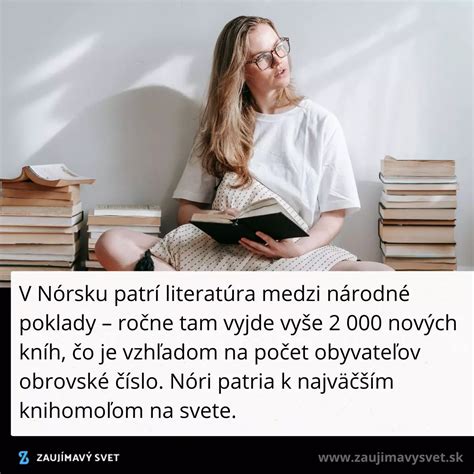 Opatrovateľka číta knihu so seniorkou