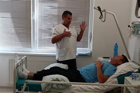 Pacient cvičiaci s fyzioterapeutom pred operáciou