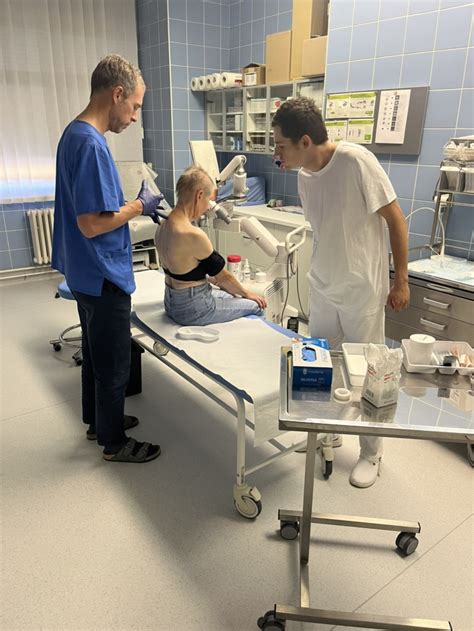 Lekár vyšetruje pacienta s bolesťou chrbtice