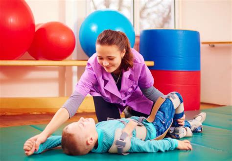Dieťa s DMO vykonávajúce rehabilitáciu