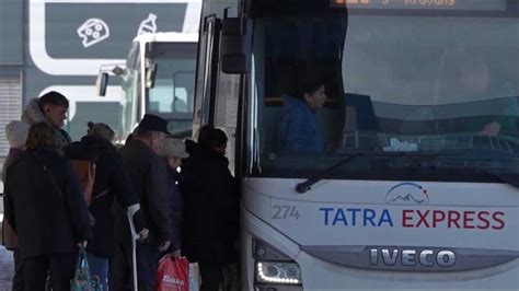 Ilustračná snímka: Zamestnanci nastupujú do firemného autobusu