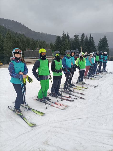 Skupina žiakov na lyžiarskom kurze