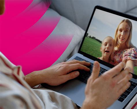 Osoba pracujúca na notebooku s dieťaťom v pozadí