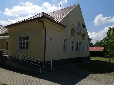 Opatrovateľka pomáhajúca dieťaťu so zdravotným postihnutím pri každodenných činnostiach