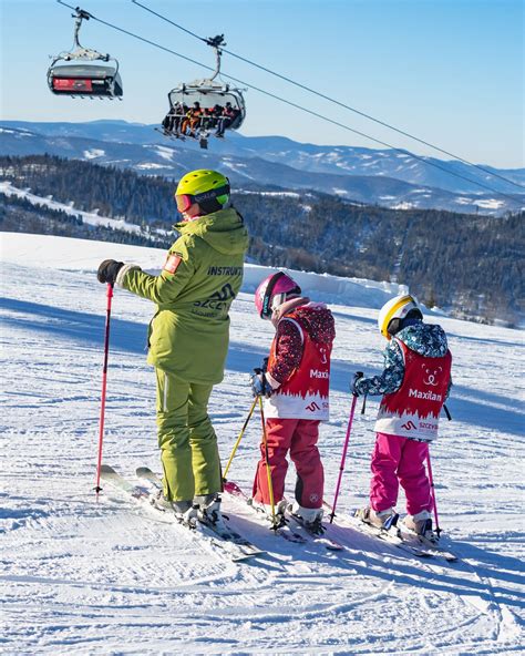 Deti sa hrajú v lyžiarskej škole v talianskych Alpách