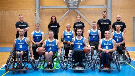 Hráči basketbalu na vozíku v akcii