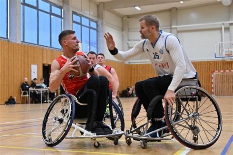 Historická fotografia prvého zápasu basketbalu na vozíku