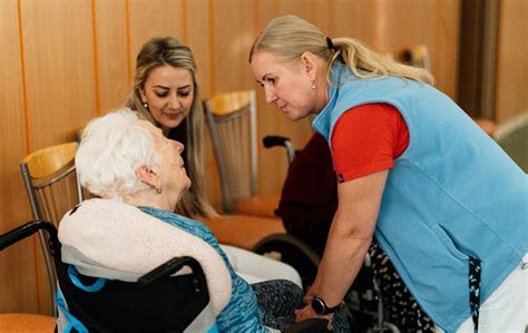 Opatrovateľka komunikujúca s rusky hovoriacou seniorkou