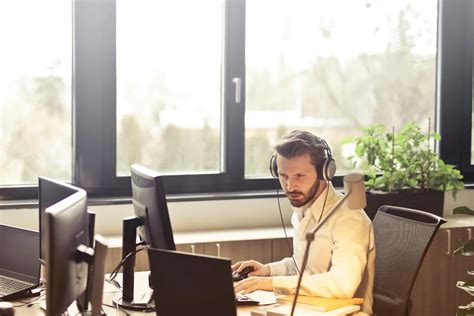 Človek telefonujúci na linku pomoci