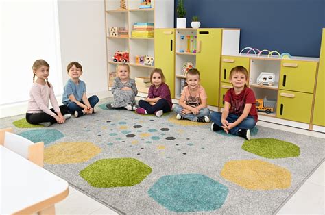 Rodičia s dieťaťom hrajúcim sa na koberci