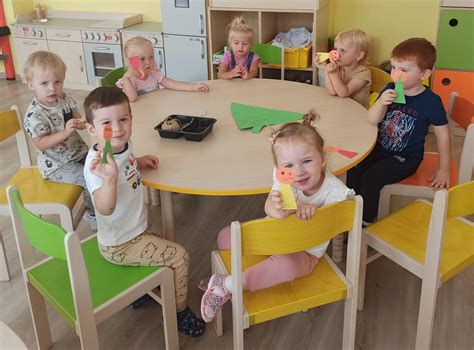 Opatrovateľka učí deti cudzí jazyk pomocou hier