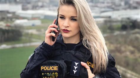 Tehotná policajtka v uniformie