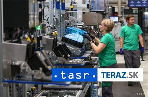 Zamestnanci pijúci vodu na pracovisku