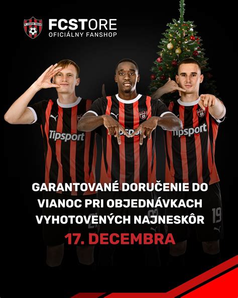 Zákazníčka v kamennej predajni si prezerá tovar
