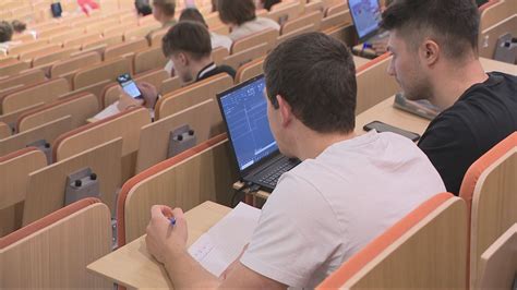Študent na vysokej škole s učebnicami a notebookom